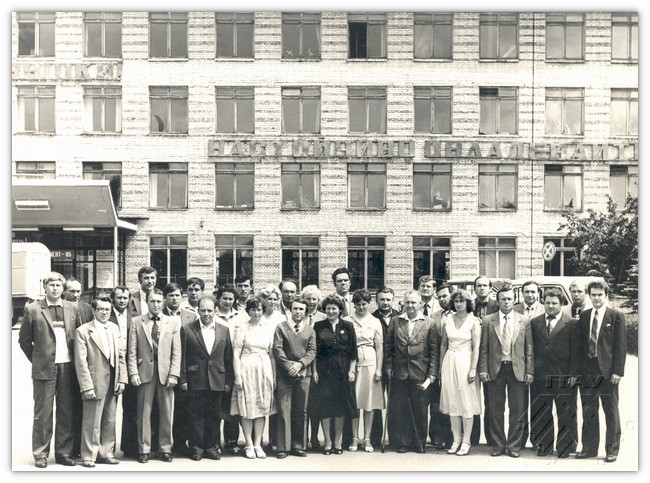 Одна из встреч однокурсников в 1985 году : в первом ряду справа - Евгений Добрук, Михаил Авдеевич, Виталий Бусько…, во втором - четвертый справа Василий Ревяко