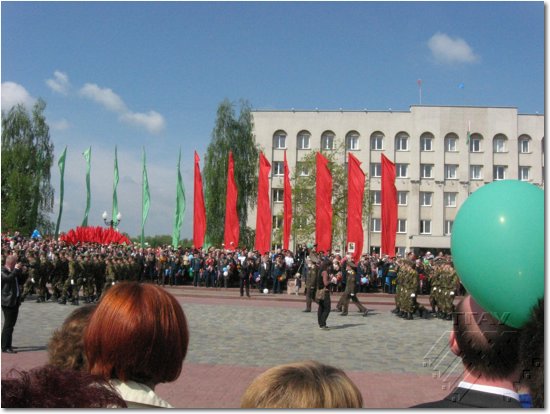 Ветэраны ўсталі дзеля вітання воінаў Гродзенскага гарнізона 