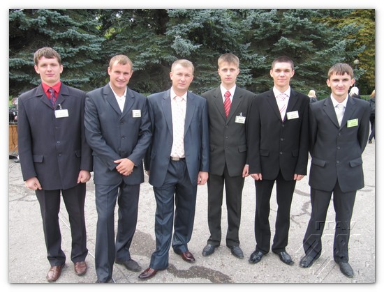 Павел Язубец (трэці злева) са сваімі аператыўнікамі, якія забяспечвалі парадак