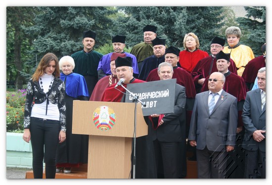 Першы прарэктар Аляксандр Аляксандравіч Дудук расказвае, для чаго патрэбны студэнцкі білет і рыхтуецца сімвалічны экзэмпляр уручыць Вікторыі Булыга
