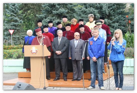 Першакурснікаў вітаюць камандзір і камісар студэнцкіх будаўнічых атрадаў – Ганна Гаўрылік і Яўген Макар 