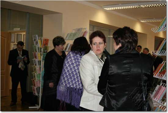 Гости на организованной учебно-методическим отделом выставке учебной литературы 