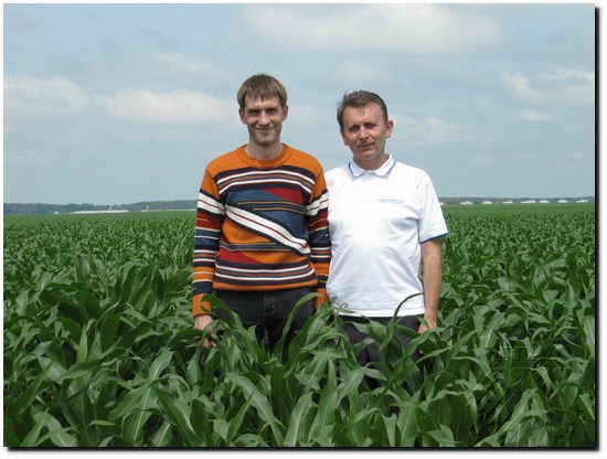 Мы з Сяргеем Стуканавым на фоне адной з асноўных культур гаспадаркі – кукурузы