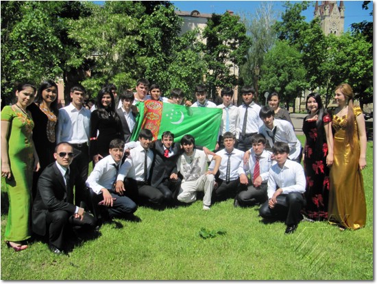 Туркменскія артысты – сядзіць у цэнтры без гальштука студэнт ГДАУ