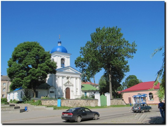 Калакольня манастыра знаходзіцца праз дарогу ад яго