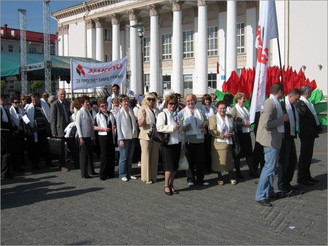 Праздничная колонна Гродненской областной организации Республиканского общественного объединения «Белая Русь» 9 мая 2011 года