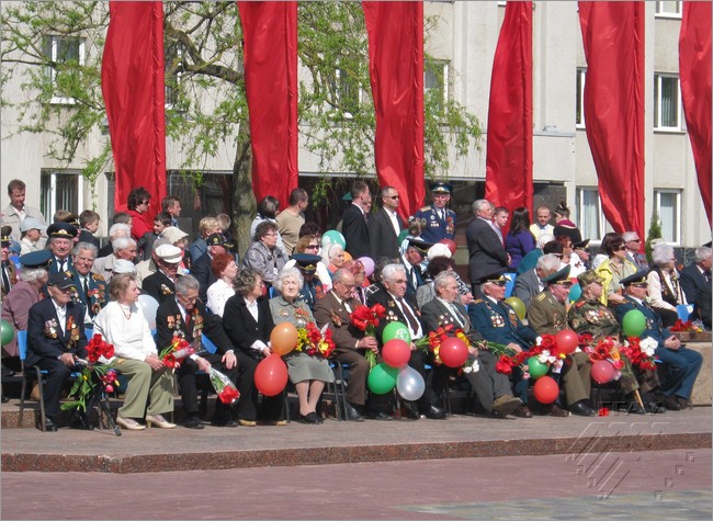 В первом ряду (6-й слева) среди почётных гостей праздника Победы – ветеран Великой отечественной войны и ветеран нашего университета, заведующий музеем УО «ГГАУ» Владимир Павлович Верхось.