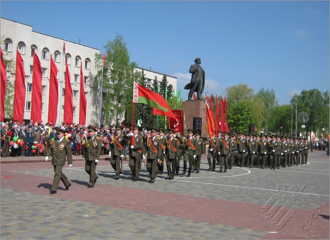 Торжественным маршем перед трибуной почётных гостей прошли представители различных воинских подразделений и силовых структур города