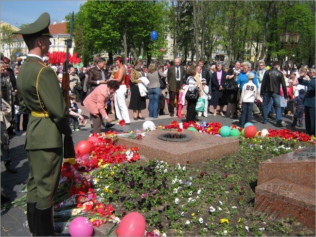 В этот день мы приносим цветы к Вечному Огню в знак уважения Великому Подвигу павших