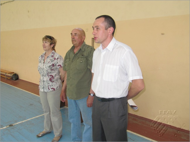 Аляксандр Марчук, загадчык кафедры фізвыхавання, вітае каманды перад гульнёй, побач стаяць Яўген Кец і Людміла Дакучаева