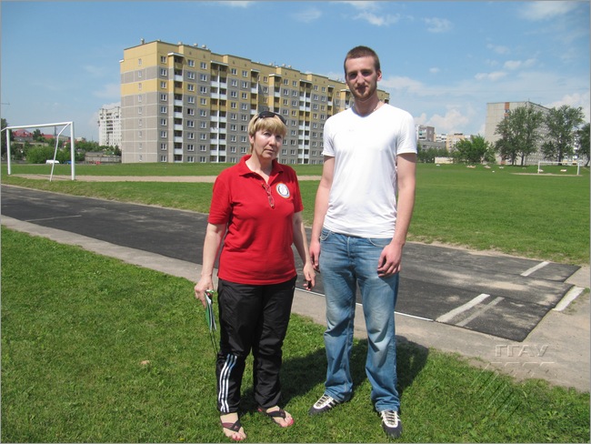 Людміла Дакучаева і Андрэй Свішч (студэнт-баскетбаліст з эканамічнага факультэта)