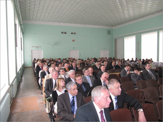 У зале выкладчыкі і госці, на першым плане рэктар Вітольд Песціс, слухаюць выступ Міхаіла Каўруса 