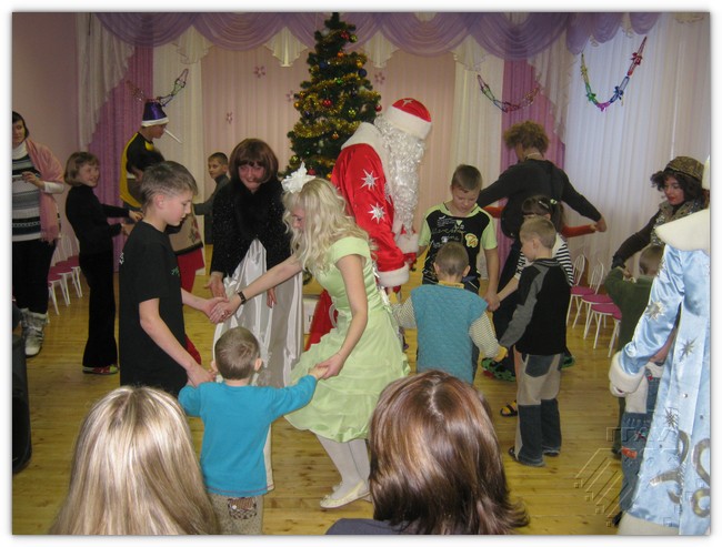 Весёлые танцы с Дедом Морозом и сказочными героями