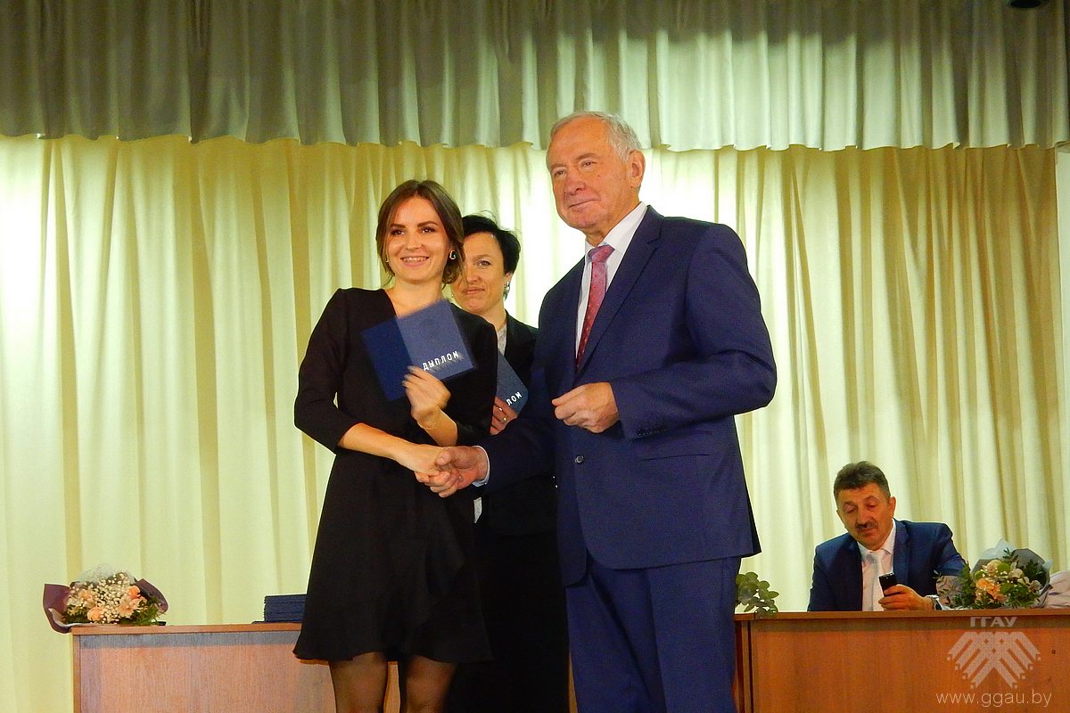 Рэктар універсітэта ўручае дыпломы