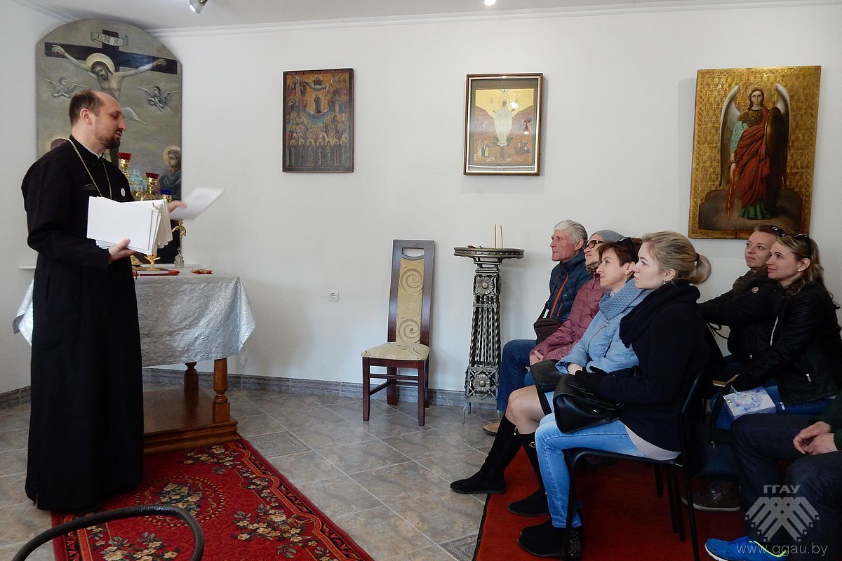 Андрэй Крот раздае удзельнікам экскурсіі кніжыцы Апостальскага вітара для беларусаў свету Аляксандра Надсана 
