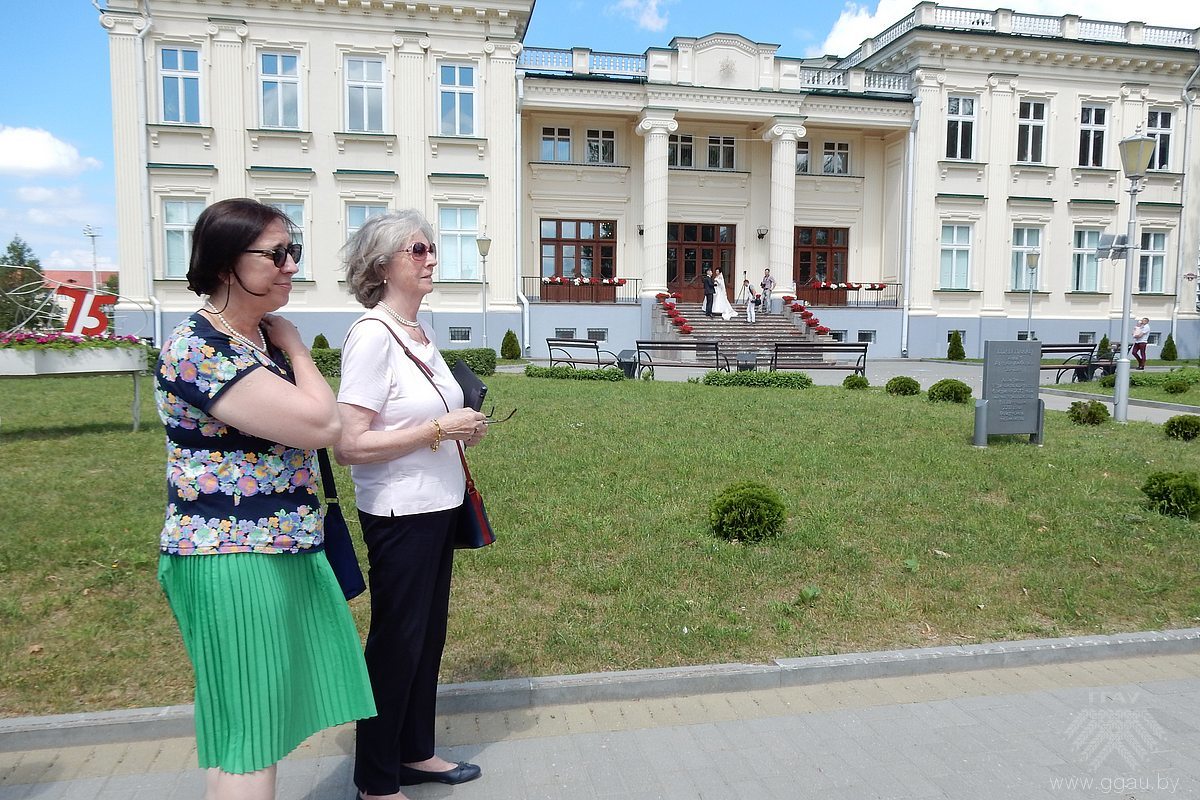 Князёўна Эльжбета з Тэрэсай Красовскай каля палаца продкаў у Шчучыне 
