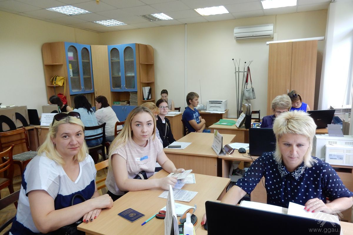 Журык Аляксандра прыехала падаваць заяву на эканамічны факультэт разам з мамай Аксанай Валер’яўнай 