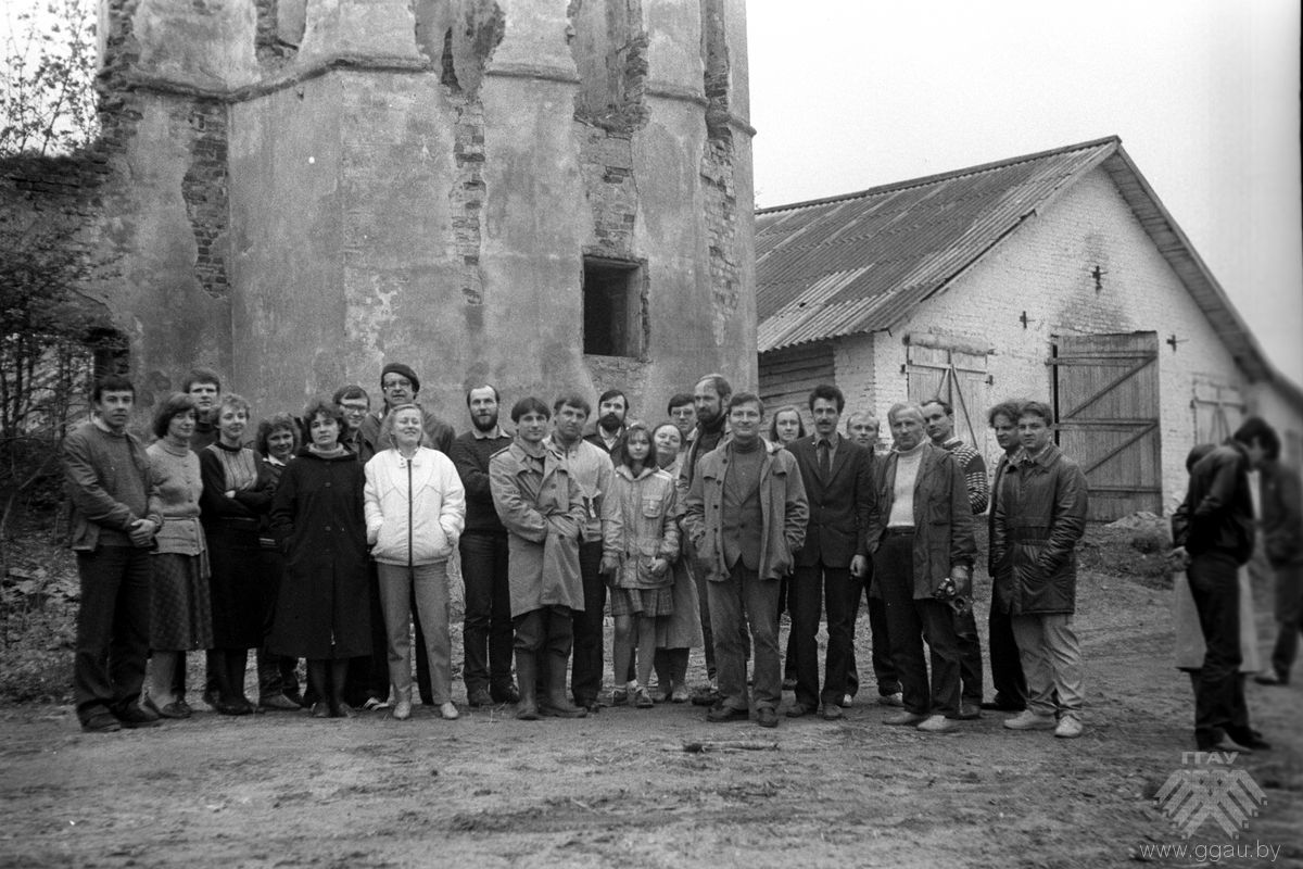1987 год; за вандроўнікамі вежа Гальшанскага замку і свінаферма на яго тэрыторыі
