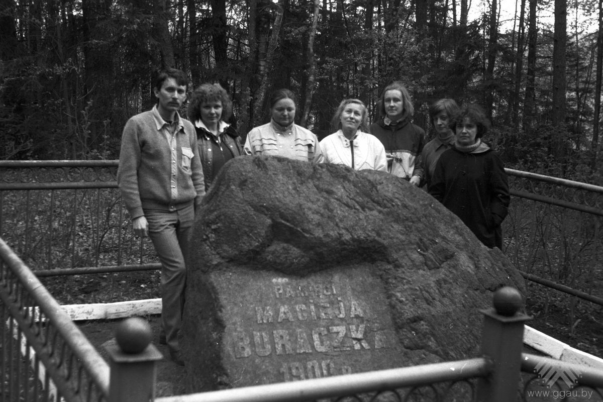 Каля каменя Мацея Бурачка; 1987 год, аўтар гэтай інфармацыі злева
