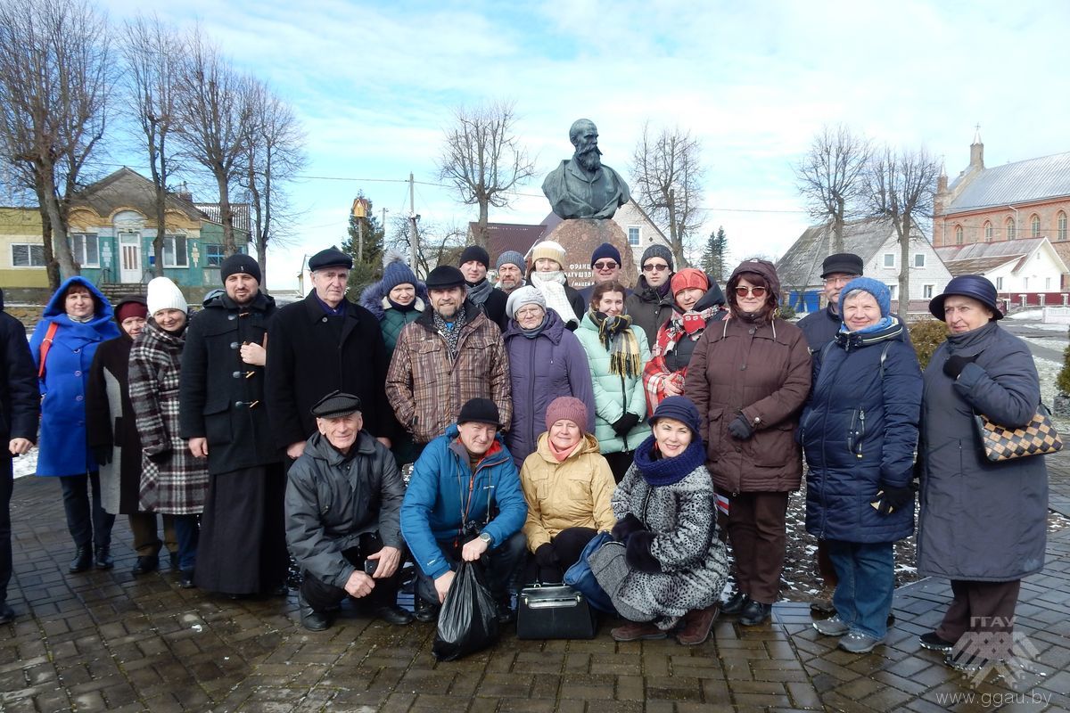 Гарадзенцы на фоне помніка Францішку Багушэвічу ў Жупранах