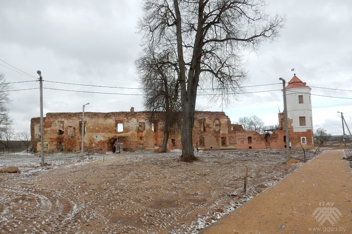 Вось так здалёк выглядае зараз Гальшанскі замак
