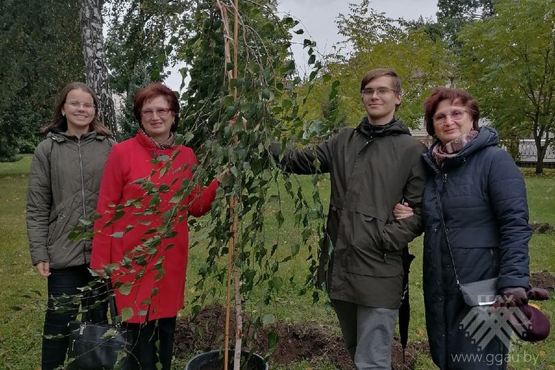 Студэнты ФВМ Аня Радзюк і Павел Міхалеўскі з гарадзенскімі краеведамі