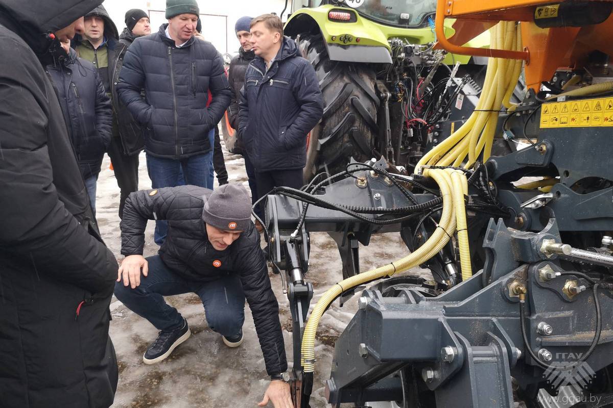 Марэк Ружняк демонстрирует элементы машины
