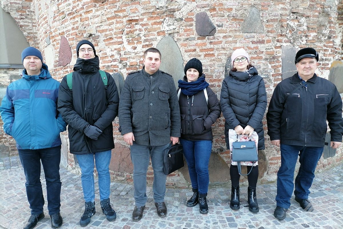 Спецыялісты ветэрынарнай медыцыны каля старажытных муроў Каложскай царквы
