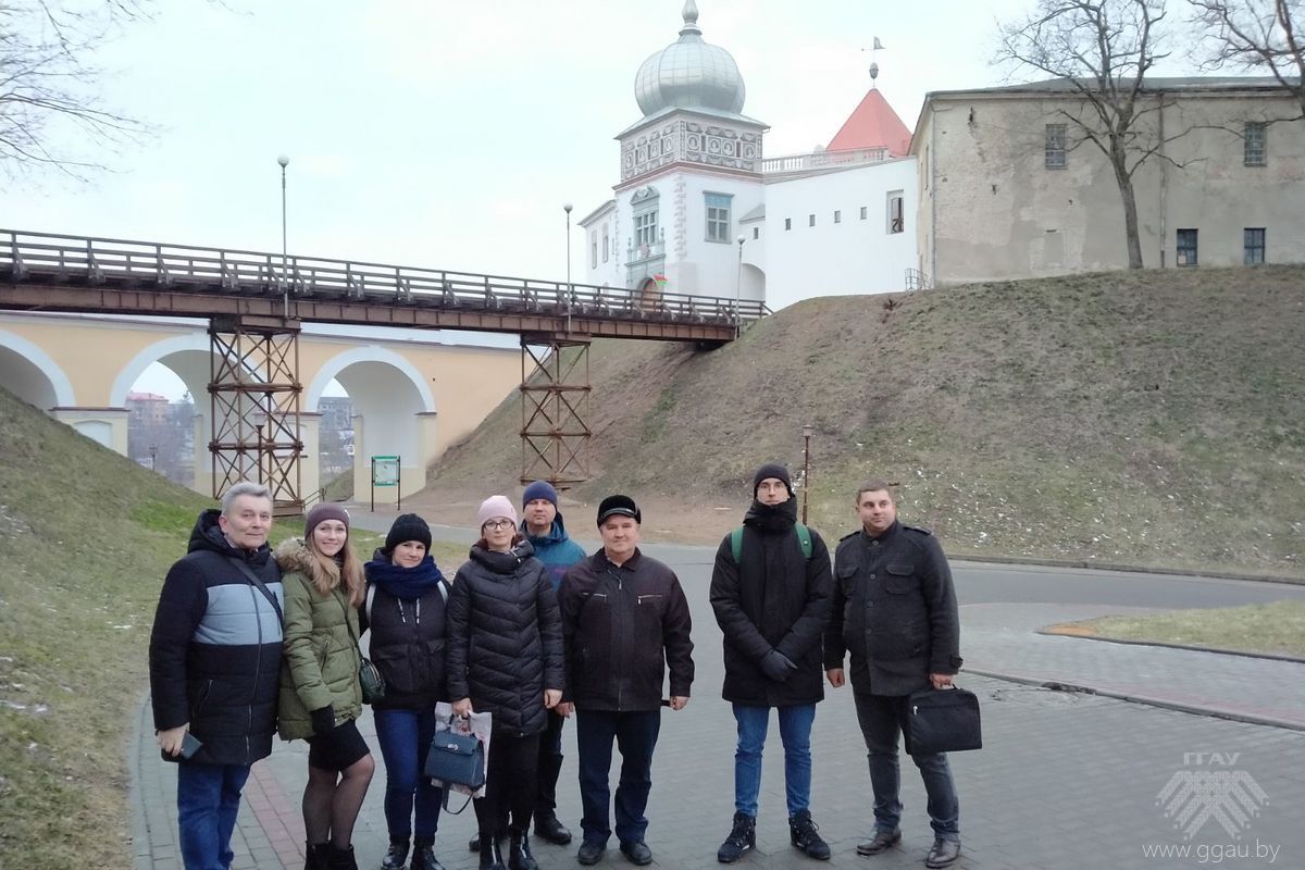 На фоне адноўленага Старога замку
