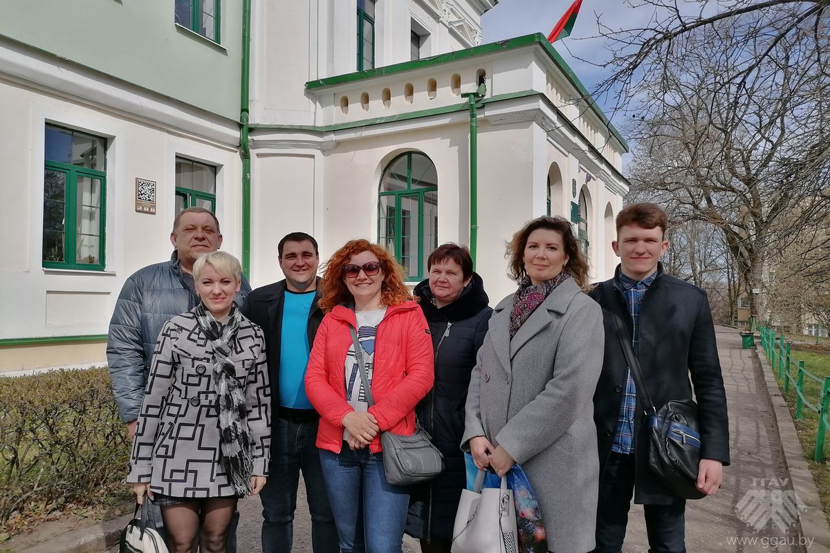 Здымак каля раслінаводчага корпуса ГДАУ