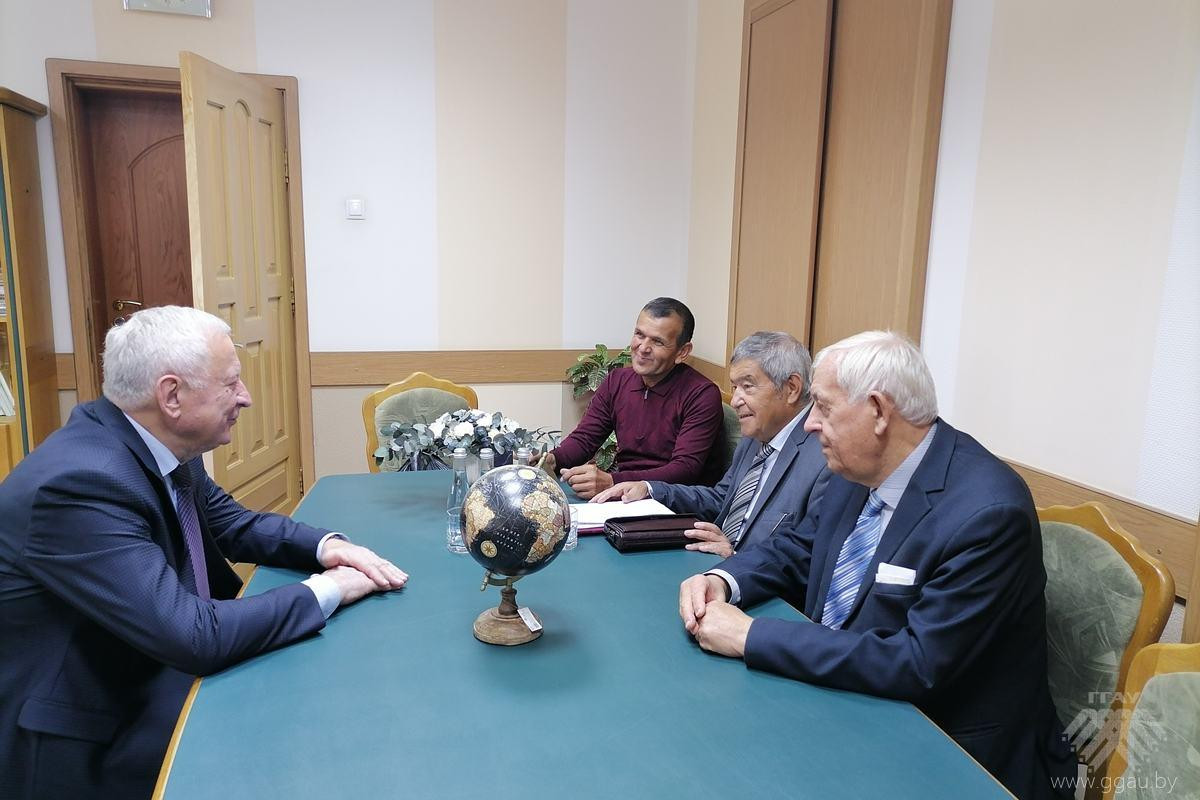 Гости из Узбекистана во время беседы с ректором ГГАУ Витольдом Пестисом