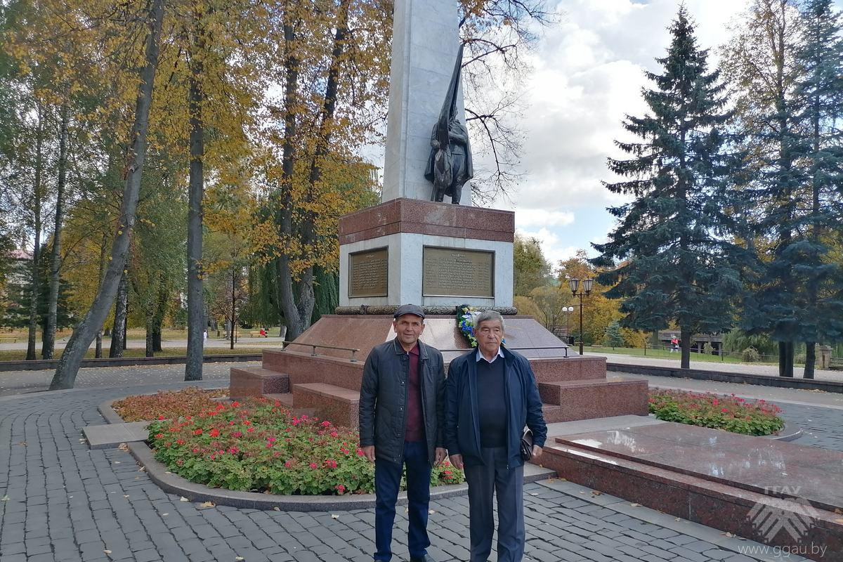 Таджиддин Ураимов и Икромжон Рузиев на фоне Коложской церкви 12 века 

