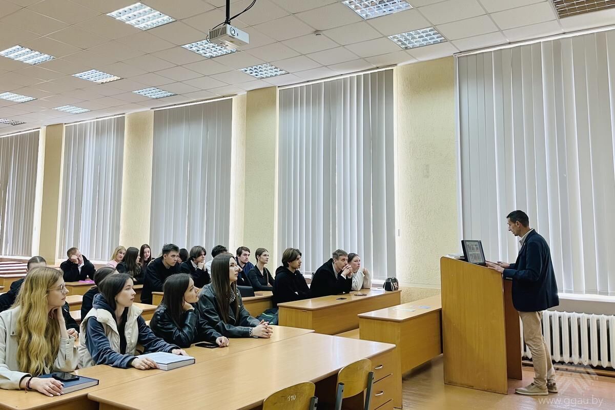 Виктор Киселев встретился с выпускниками ИТФ и ФЭБУ