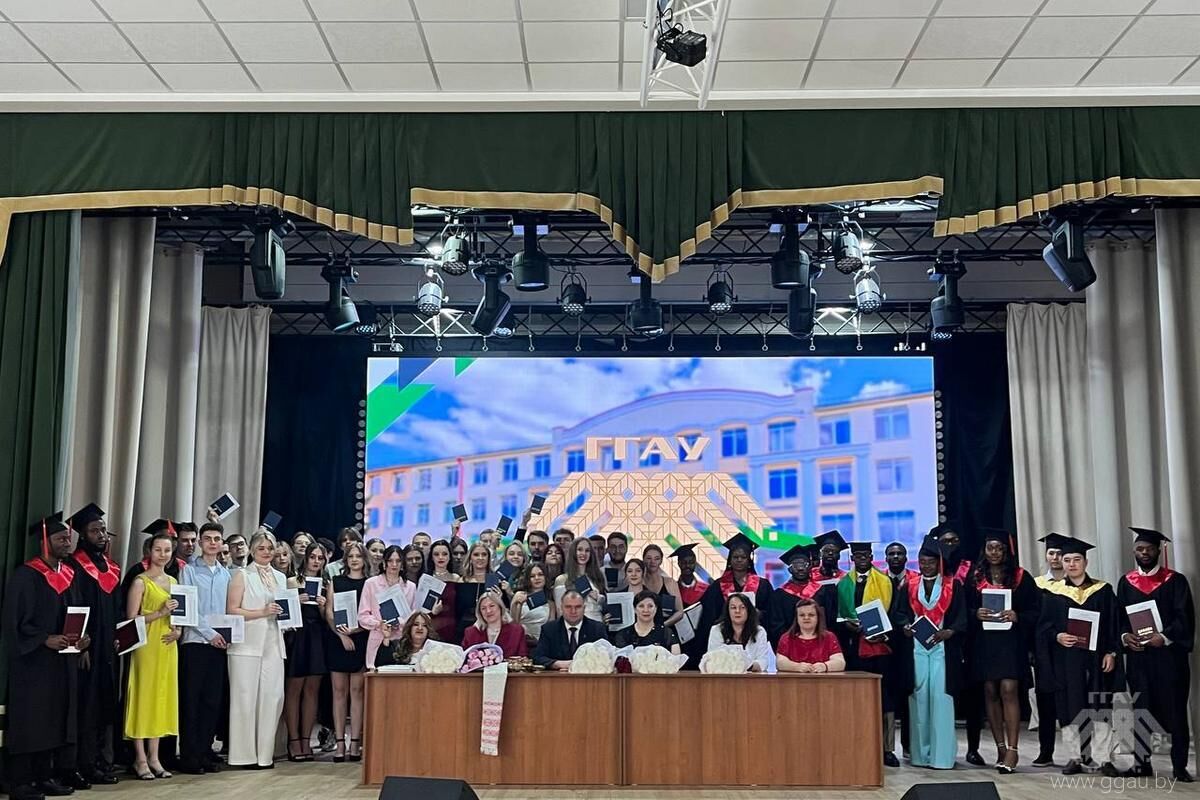 Вручение дипломов выпускникам