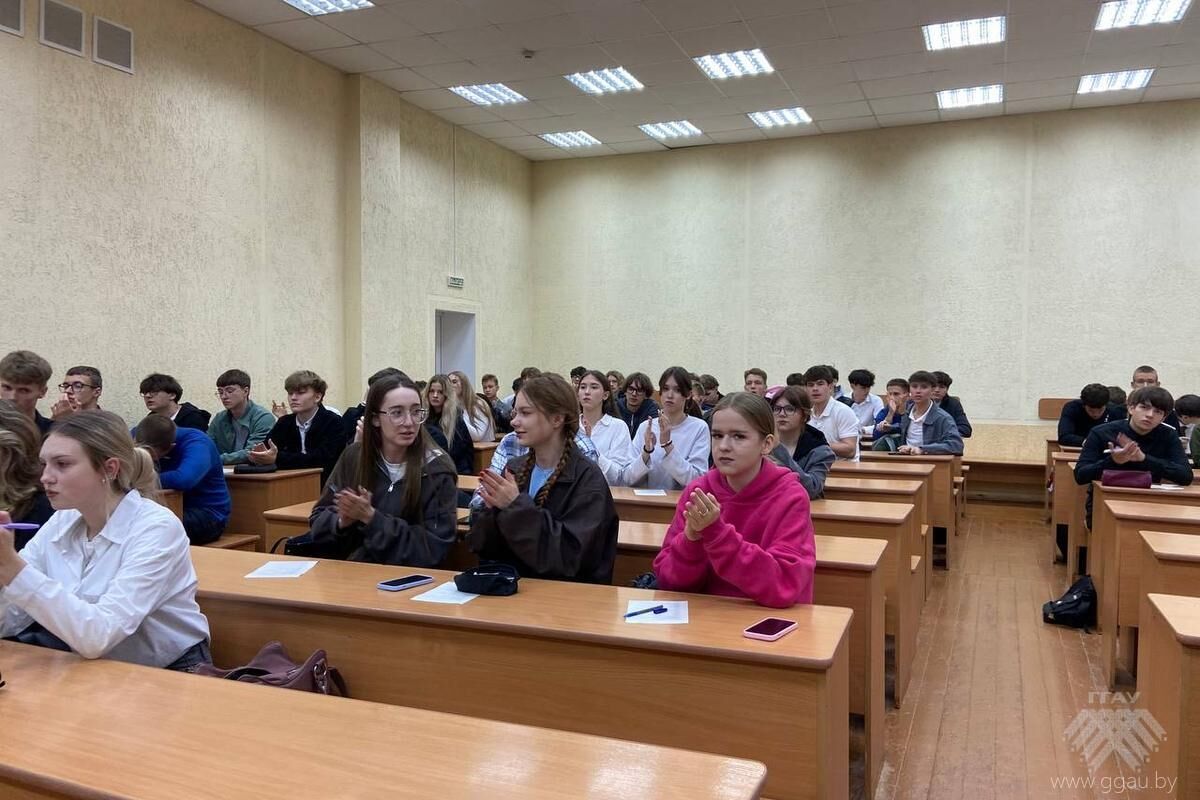 Ректор университета вручает студенческие билеты