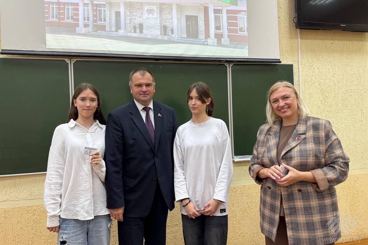 Ректор университета вручает студенческие билеты