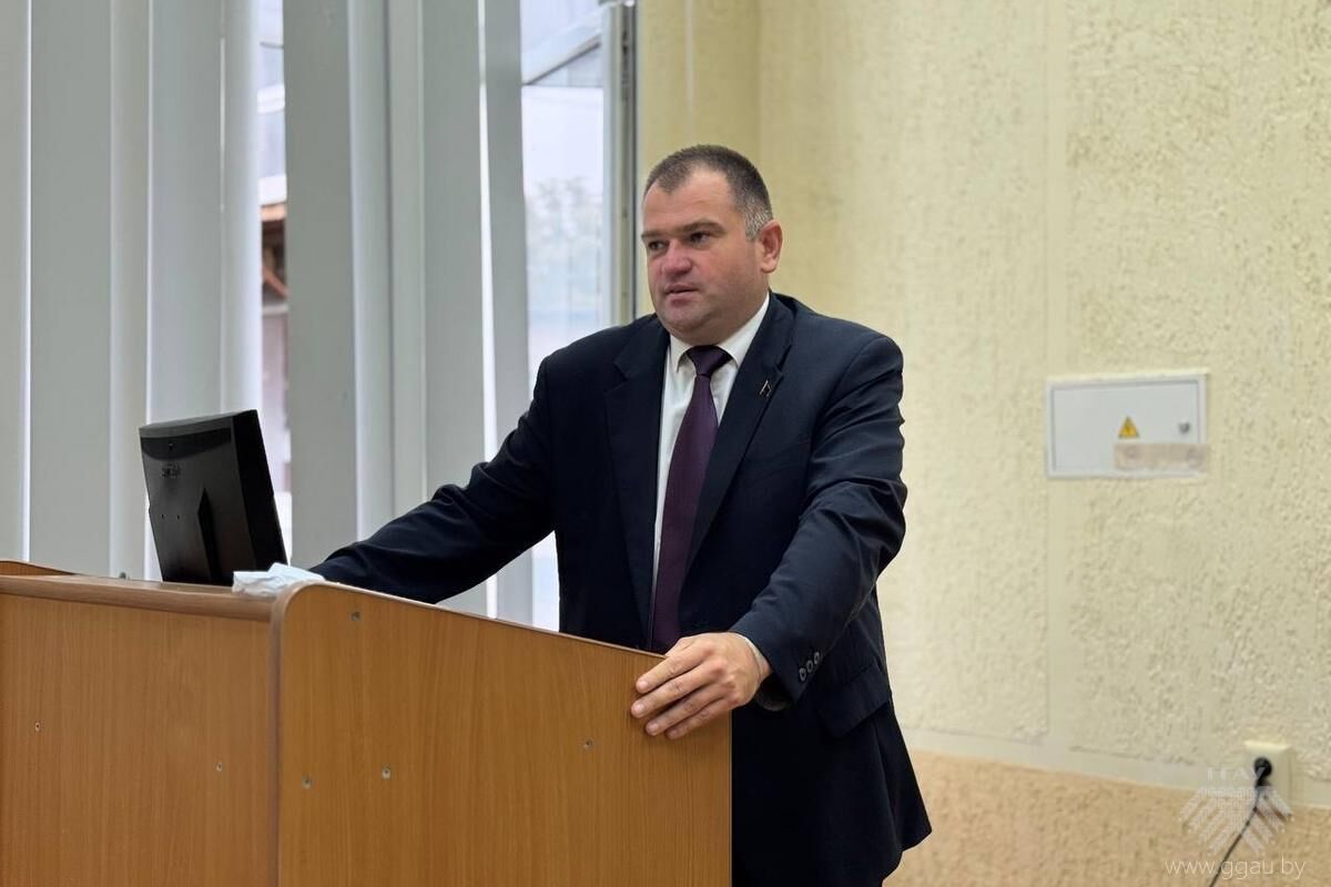Ректор университета вручает студенческие билеты