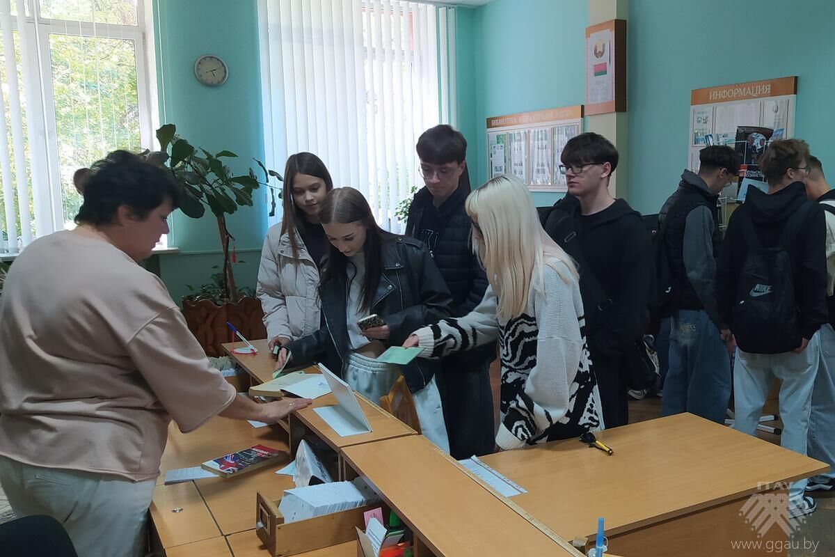 Первокурсники осваивают библиотечный фонд