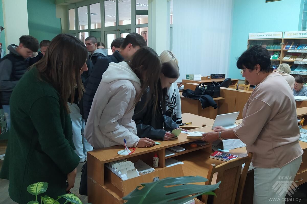 Первокурсники осваивают библиотечный фонд