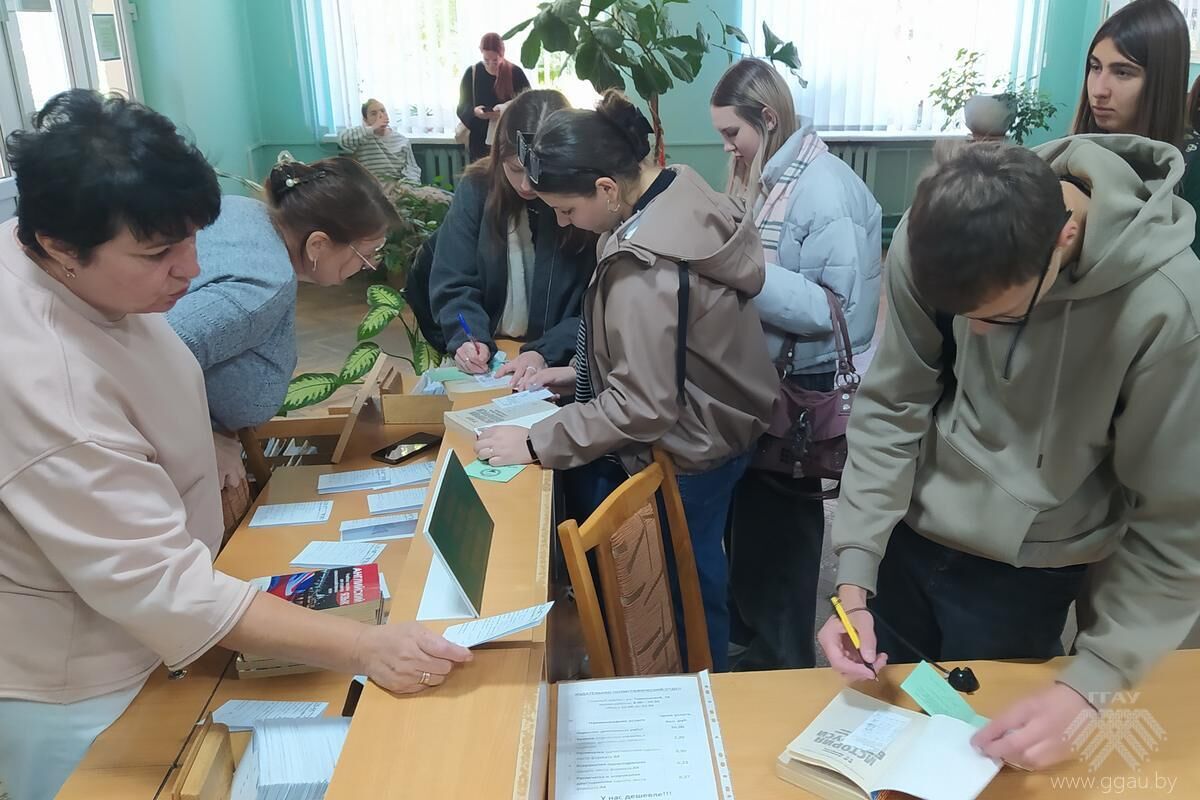 Первокурсники осваивают библиотечный фонд