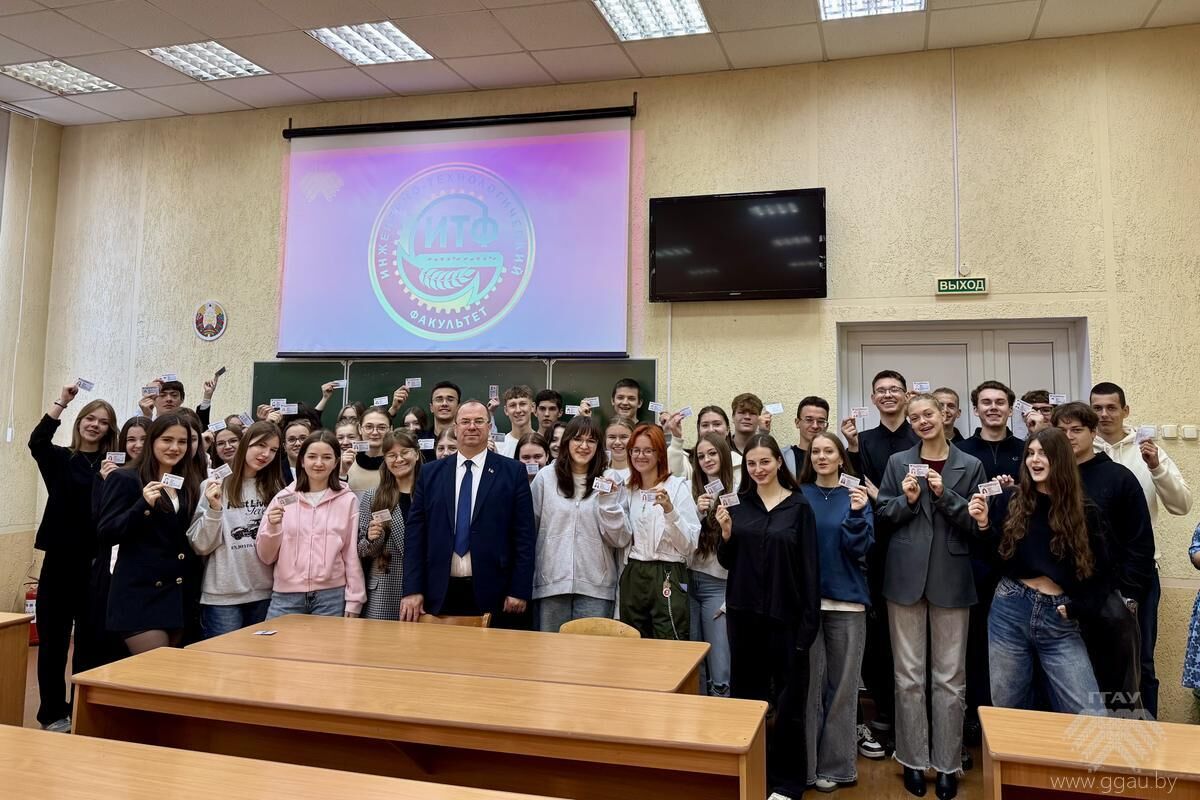 Студенты ИТФ получили первый студенческий документ