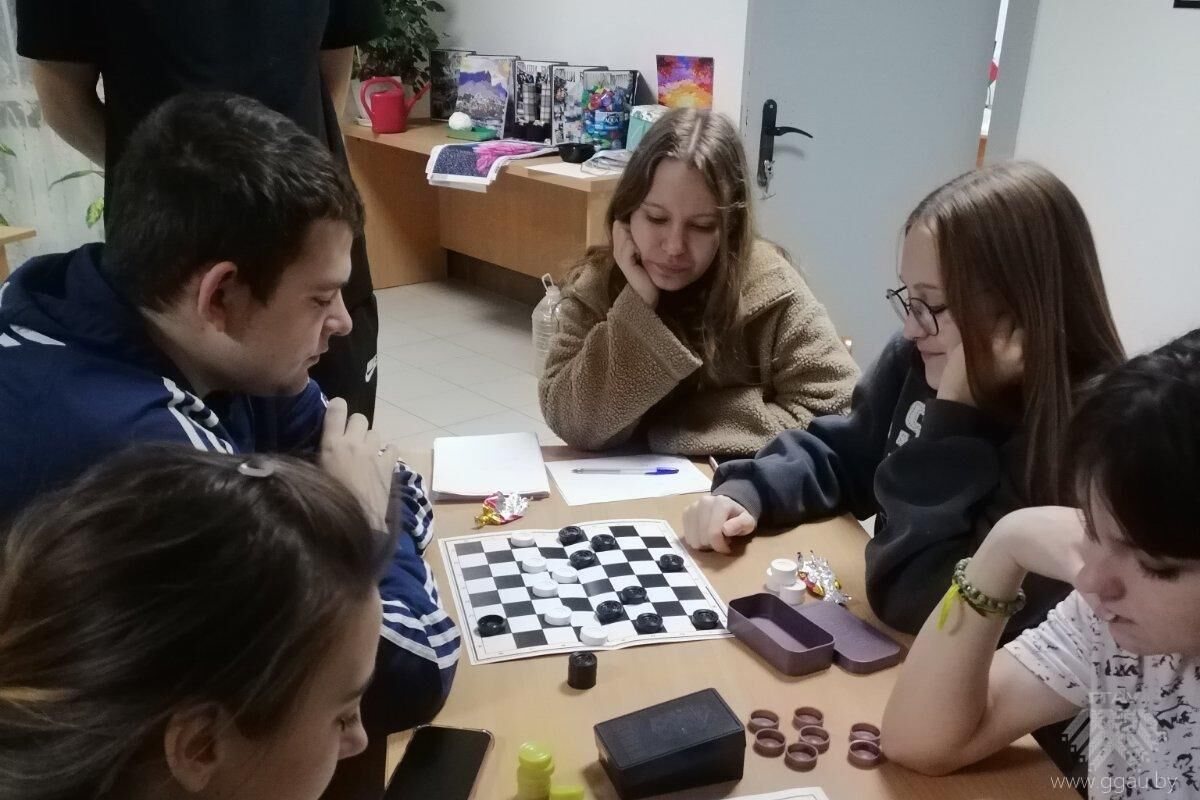 Шашечный турнир в общежитии №1: дружеское соперничество и сладкие награды