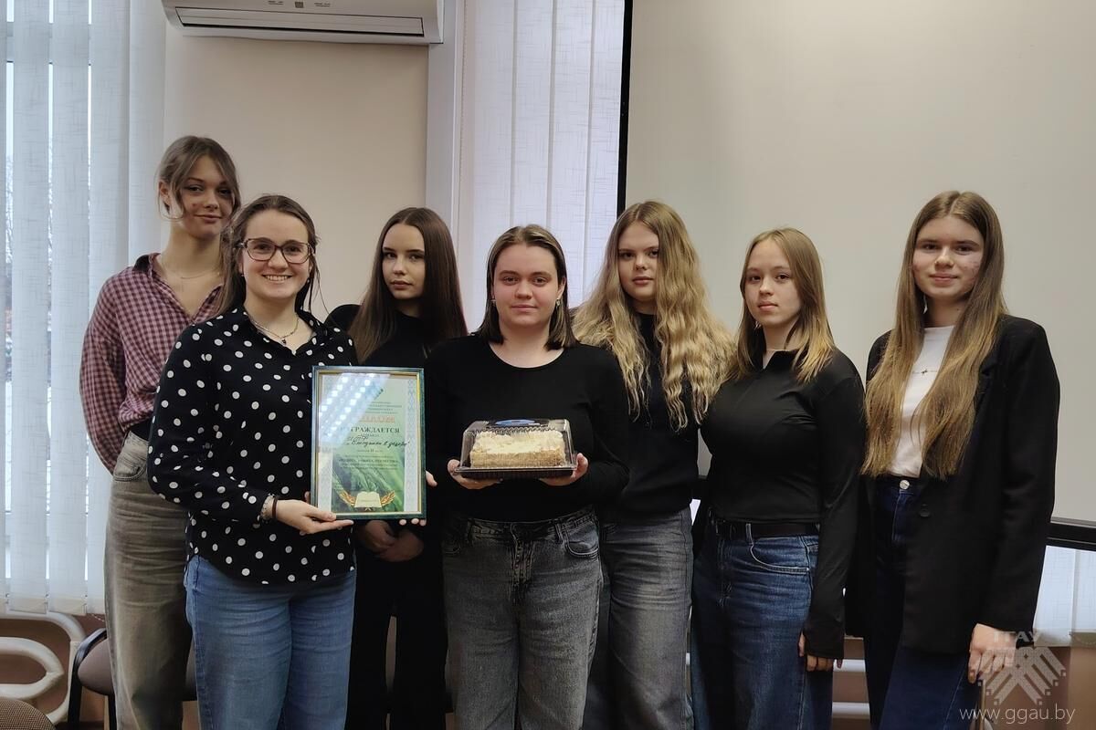 2 место - команда инженерно- технологического факультета "Блондинки в дозоре"
