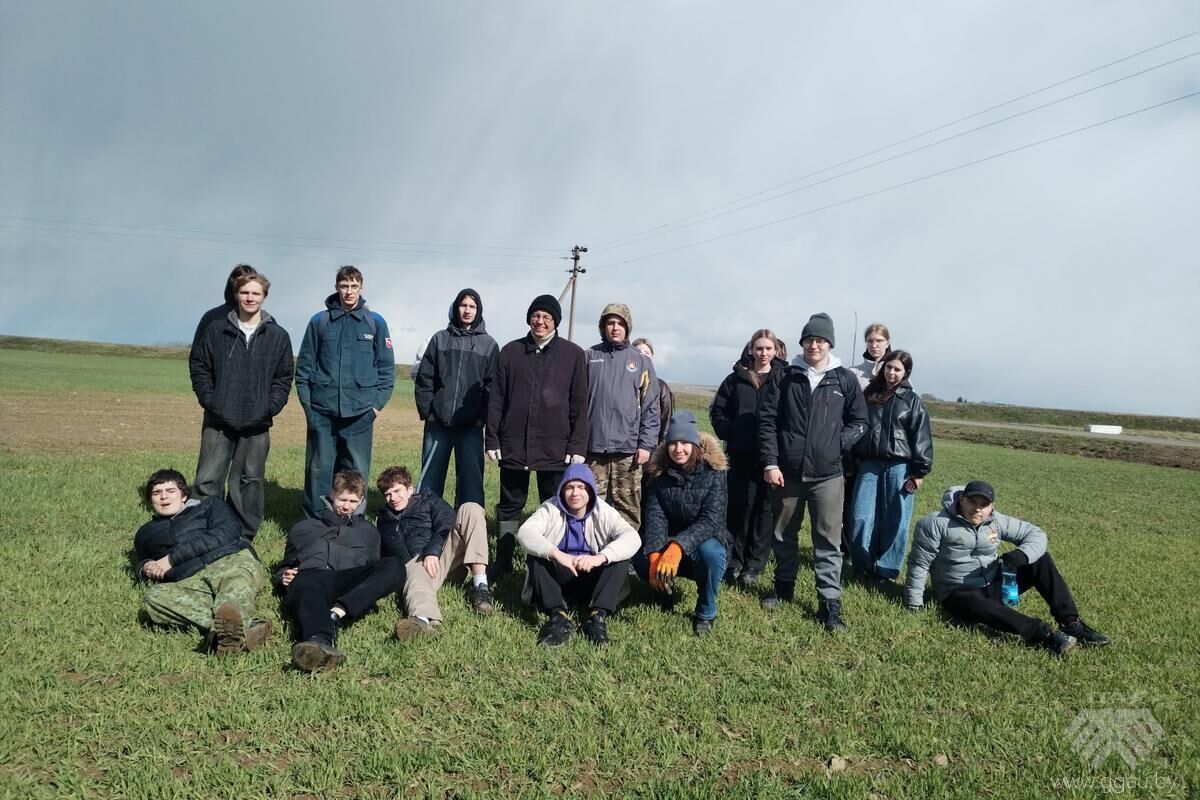Первокурсники-экономисты вышли на очистку полей