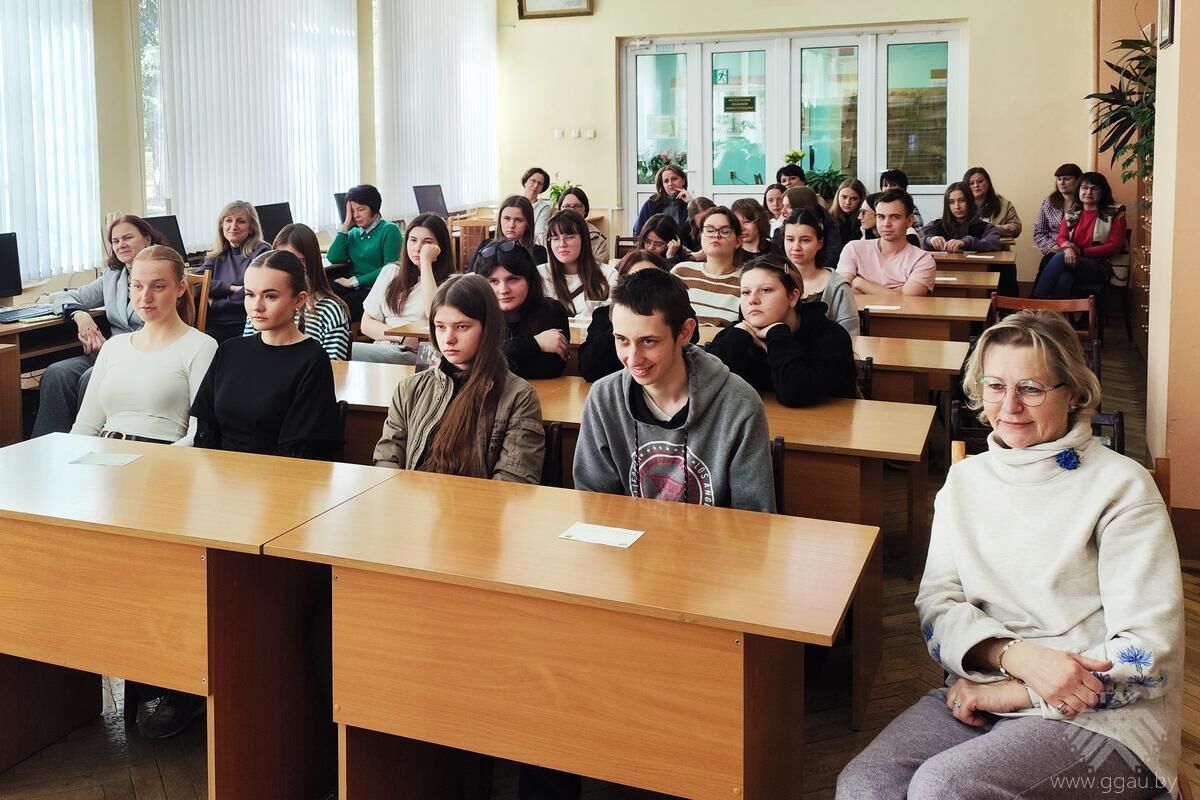 Взгляд сквозь столетие: женские образы на открытках