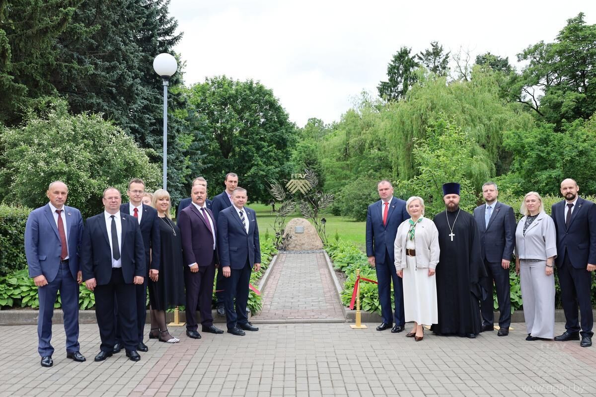 В УО «ГГАУ» по случаю 75-летнего юбилея открыли обновленный памятный знак