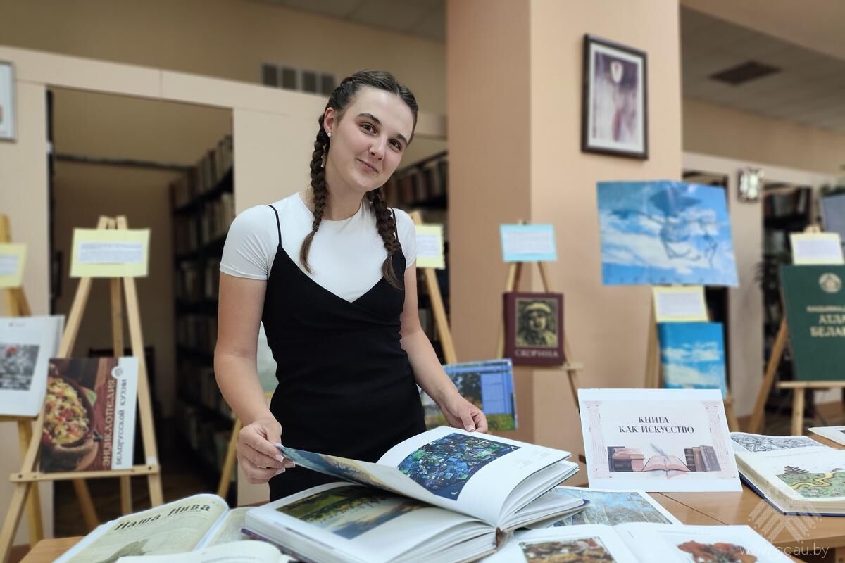 «Книга как искусство»: летняя выставка в читальном зале