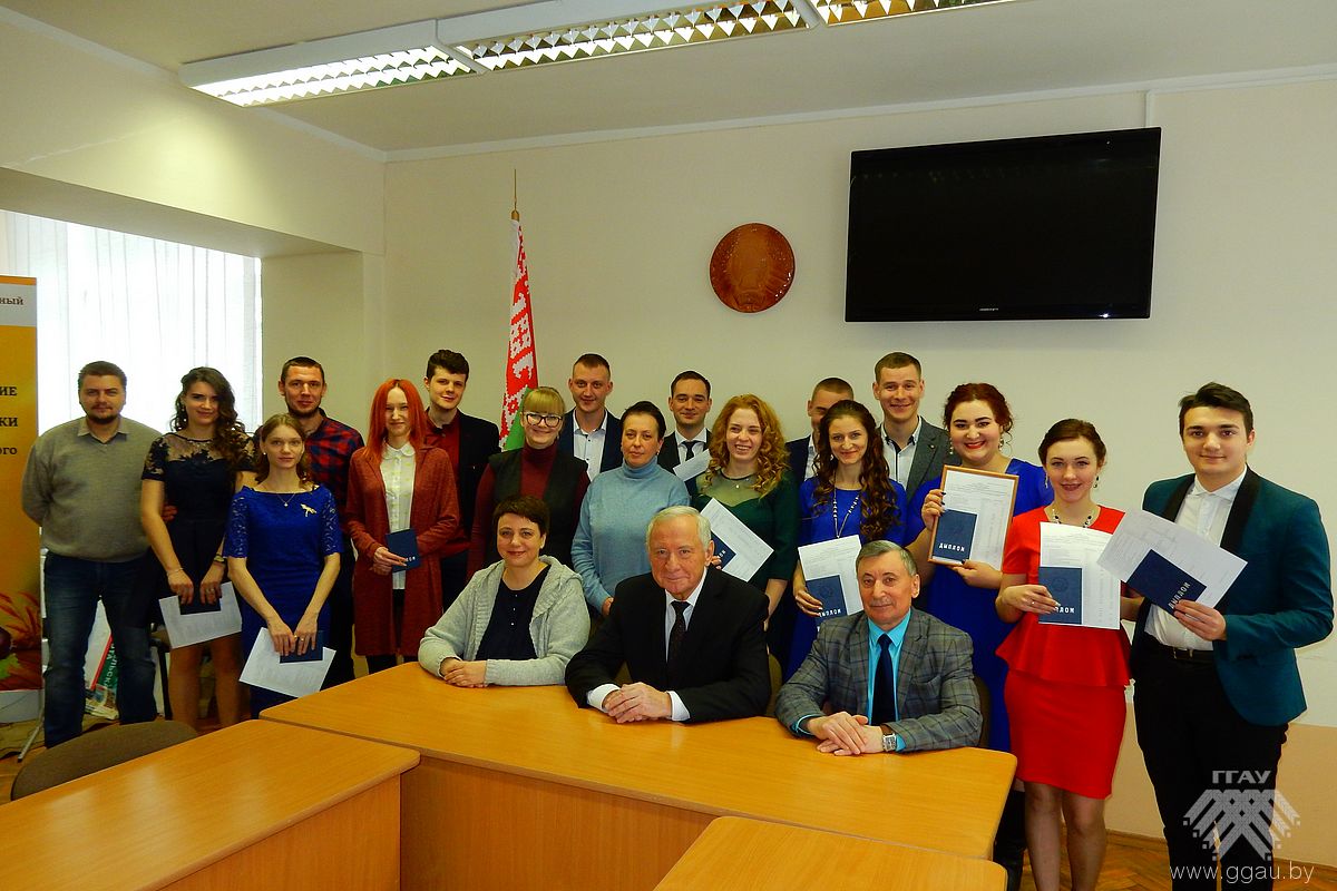 Агульны здымак выпускнікоў; за сталом сядзяць Таццяна Скудная, Вітольд Песціс, Віктар Малашка