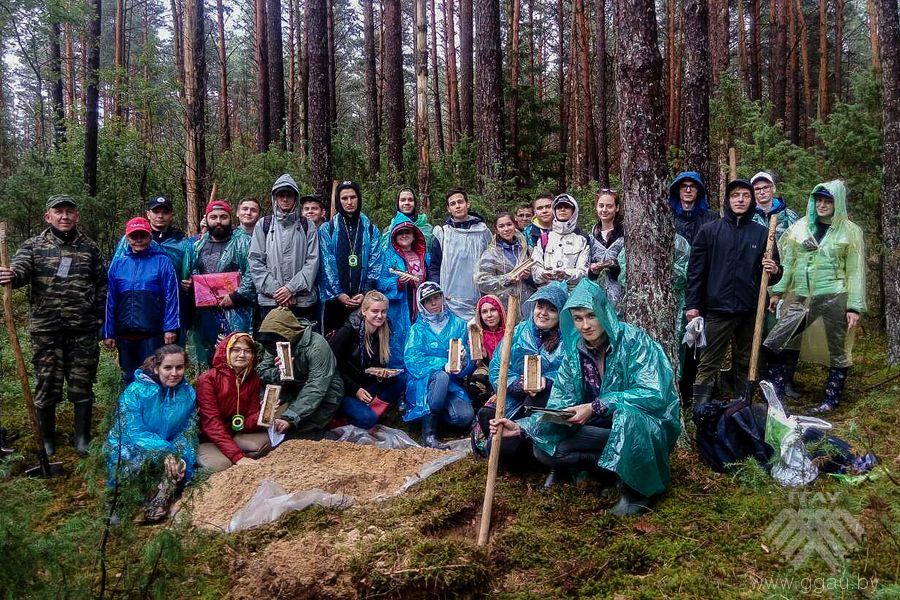 Коллективное фото у почвенного разреза