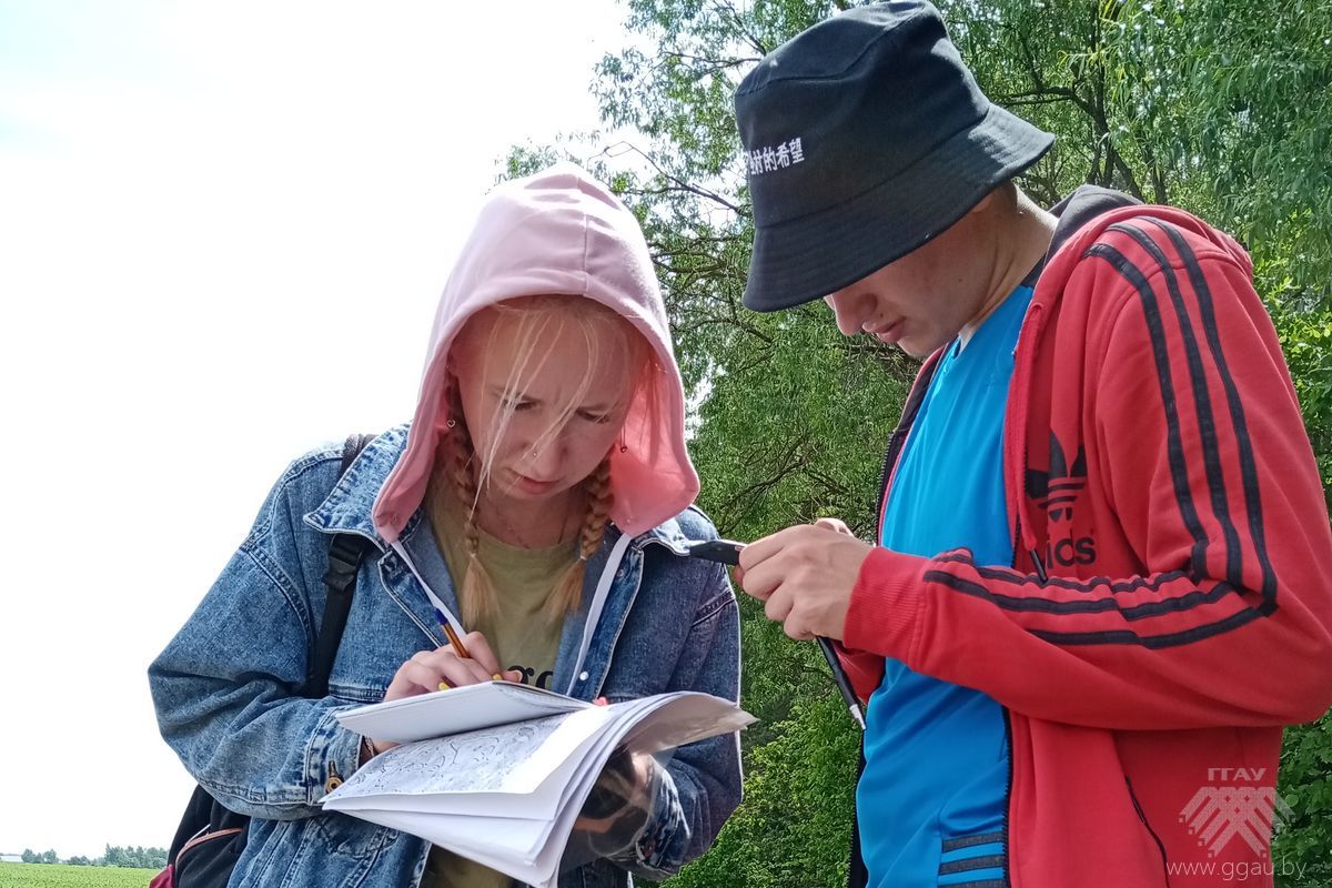 Екатерина Монид и Владислав Сацук (6 звено) фиксируют в дневнике и на карте первичную информацию о будущем почвенном разрезе
